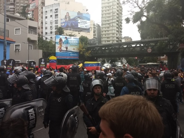 Incidentes frente a la Embajada de Venezuela en Buenos Aires » Ñanduti