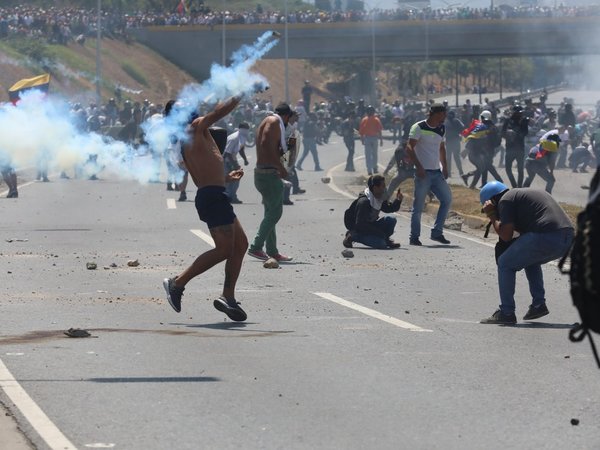 Al menos 69 heridos en protestas en Caracas tras intento de levantamiento