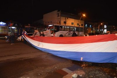 Frentistas se manifiestan en zona metrobús | Paraguay en Noticias