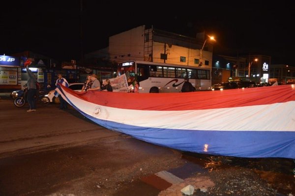 Frentistas se manifiestan en zona metrobús | Paraguay en Noticias