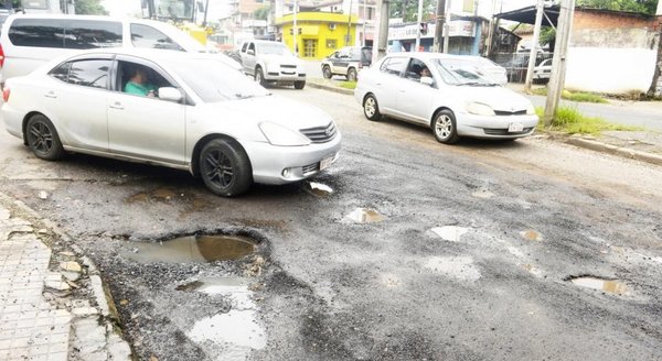Asunción sigue con calles destrozadas, pese a declaración de emergencia vial - Edicion Impresa - ABC Color