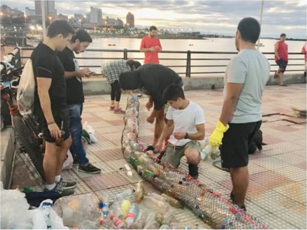 Voluntarios crearon captador de basuras para aguas de la Bahía