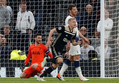 Fogoso Ajax, cerca de la final