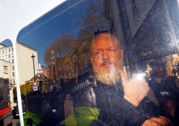 Assange, condenado a casi un año de cárcel por violar libertad condicional - Internacionales - ABC Color
