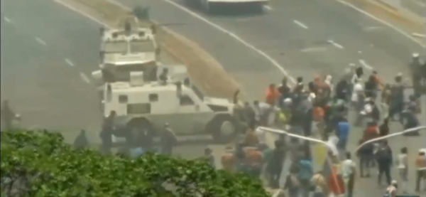 Tanquetas chavistas asesinas atropellaron a manifestantes - ADN Paraguayo