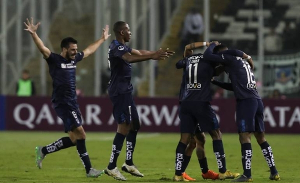 HOY / La Universidad Católica de Ecuador elimina al Colo Colo en los penales