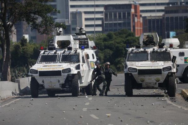 Guaidó intenta redoblar presión tras fallido alzamiento - Internacionales - ABC Color