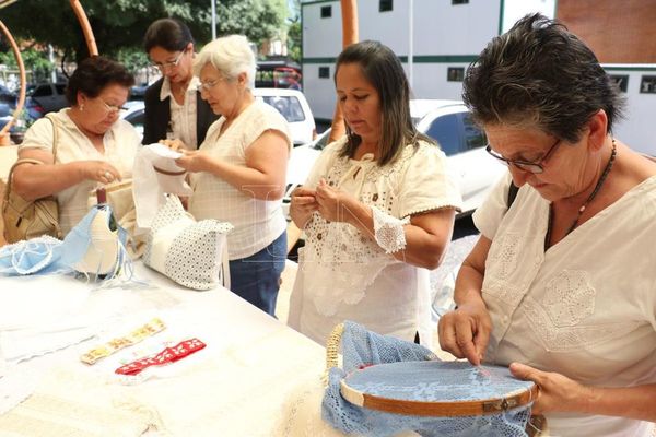 Mañana “Feria Kuña Rembiapo” en la Escalinata | Paraguay en Noticias