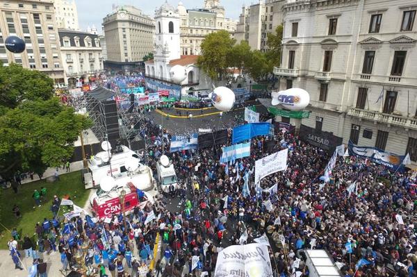 Huelga y marchas contra las políticas económicas de Macri - ADN Paraguayo