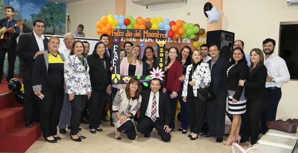 Acto de agasajo a los maestros de la Facultad de Filosofía - ADN Paraguayo