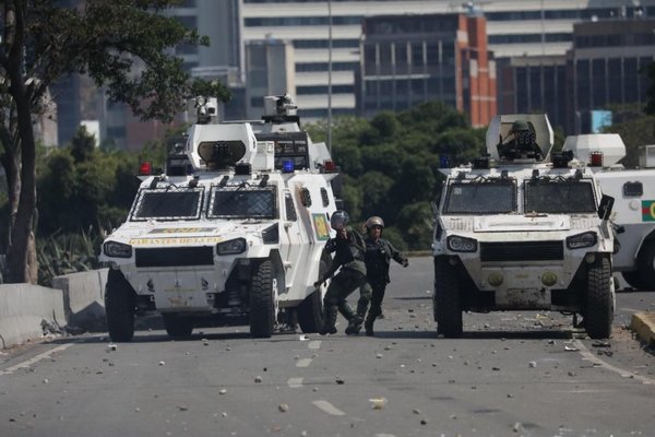 Guaidó intenta redoblar presión tras fallido alzamiento | Paraguay en Noticias