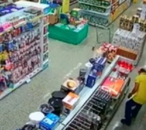 Pervertido tomaba fotos bajo la falda de mujeres en supermercado - Paraguay.com