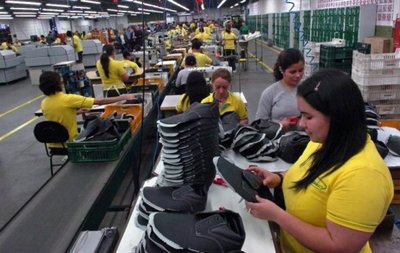 Ministra resalta que más de 16.000 familias ingresaron al seguro social - .::RADIO NACIONAL::.