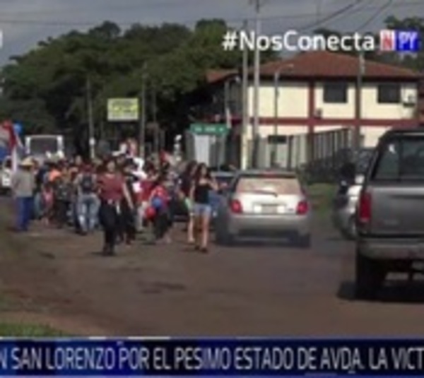 Sanlorenzanos cierran avenida de La Victoria, cansados de los cráteres - Paraguay.com