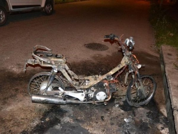 Quemó la moto de su rival y su mamá donó otra para que no vaya preso