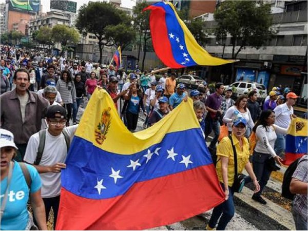 Venezolanos vuelven a las calles tras efímero levantamiento militar