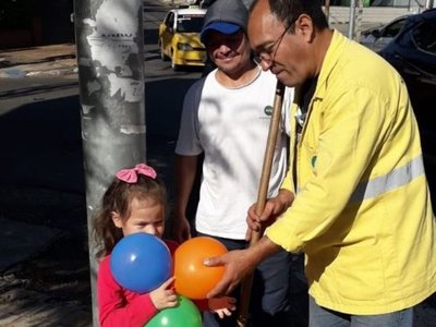 Barrenderos de la Muni de Asunción regalaron globos