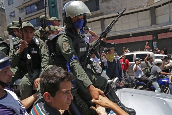 Militares y manifestantes opositores chocan en Caracas