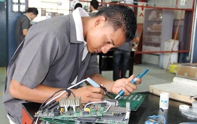 HOY / Jóvenes: 6 de cada 10 buscan  ser oficinistas, mientras empleo y plata están en mandos medios