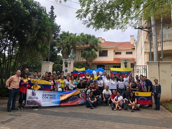 Venezolanos residentes en Paraguay apoyan la Operación Libertad
