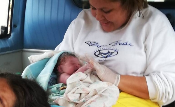 HOY / Bebé 'no quiso' esperar que la mamá llegue al hospital, nació dentro de una ambulancia