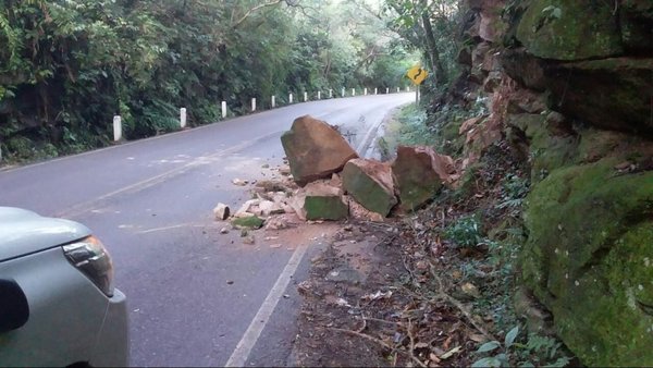 Se desprenden rocas de un cerro en Paraguarí - Nacionales - ABC Color
