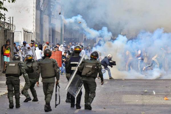 Fuerzas chavistas lanzaron bombas lacrimógenas contra los manifestantes en Caracas - ADN Paraguayo