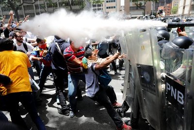 Continúan las fuertes represiones en Venezuela, señala periodista » Ñanduti