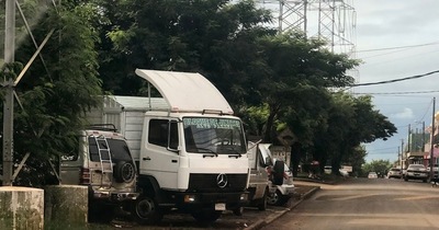 Hasta camiones estacionan sobre paseo central del barrio La Blanca