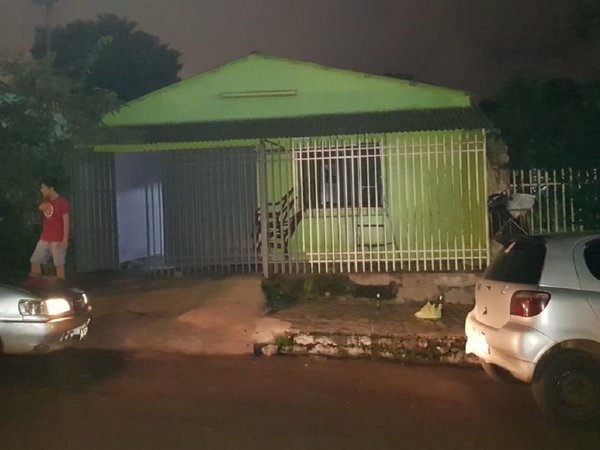Asaltantes hieren a un hombre que miraba un partido frente a su vivienda