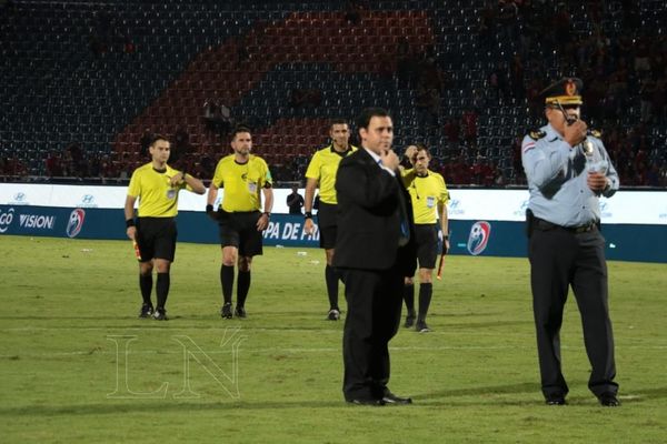 Tras el escándalo, habló el árbitro Cristian Aquino