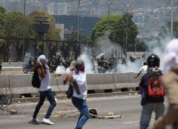 Militares chavistas reprimen a tiros a los manifestantes