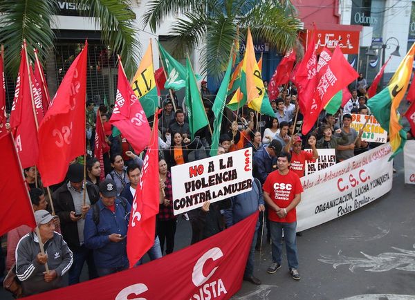 Trabajadores recordaron en acto que no es día de fiesta