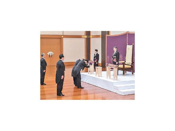 Naruhito inaugura su mandato con un homenaje a su padre