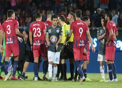 Gol fantasma castiga al fútbol