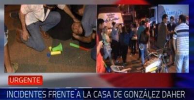 Barrabravas luqueí±os hieren a manifestante que protestó contra OGD | Paraguay en Noticias 