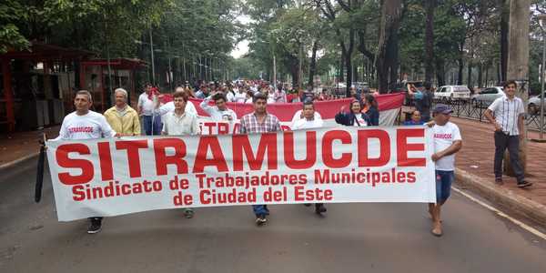 Funcionarios sindicalizados de la comuna de CDE marchan y piden varias reivindicaciones