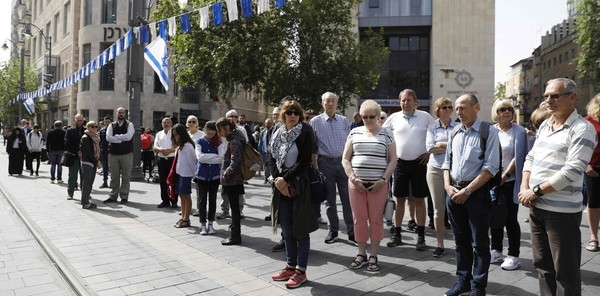 Israel se detiene para recordar a millones de judíos asesinados en Holocausto | .::Agencia IP::.