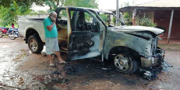 Incendian camioneta de pareja indignada