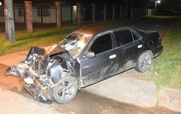 Auto embiste a furgoneta y la empuja al costado de la ruta | Paraguay en Noticias