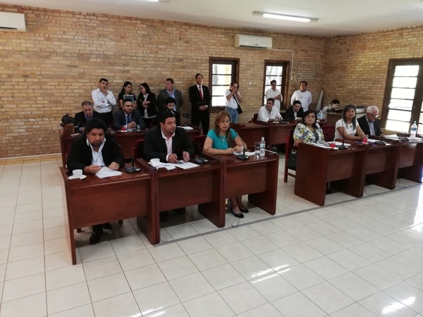 Esperan ser recibidos por concejales durante sesión de la Junta - ADN Paraguayo