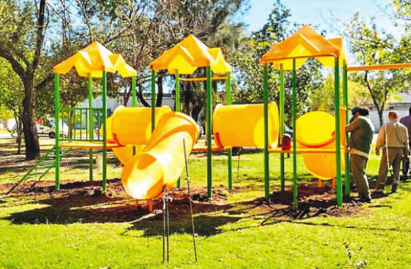 Instalan parques infantiles en plazas - ADN Paraguayo