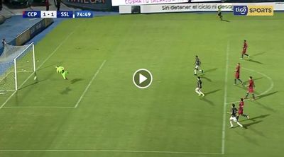 El línea cobra off side, pero Aquino lo cambió por gol