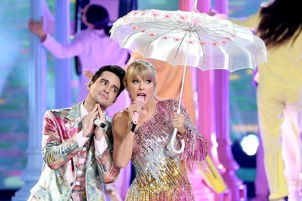 Mirá la presentación de Taylor Swift junto a Brendon Urie en los BBMAs