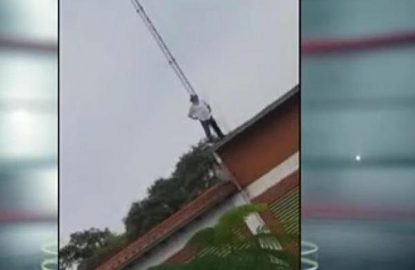 Docente realiza una extrema medida de protesta - C9N