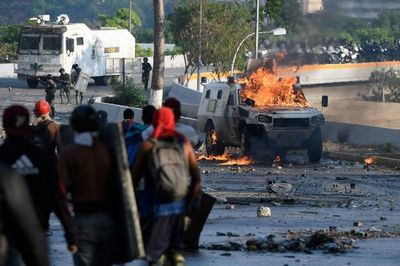 Maduro y militares venezolanos se declaran en ofensiva contra “golpistas”