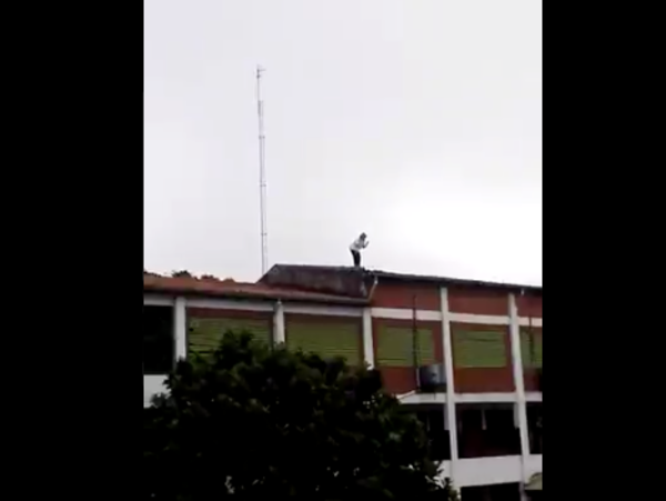 HOY / Docente del Verbo Divino subió al techo para reclamar jubilación y amenazó con lanzarse
