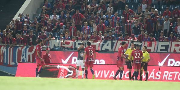 Aquino le tiró la pelota a su asistente