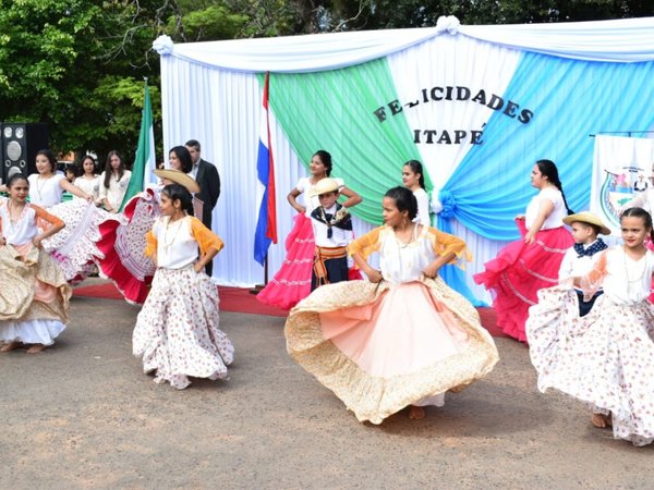 Colorido desfile por los 347 años de fundación de Itapé