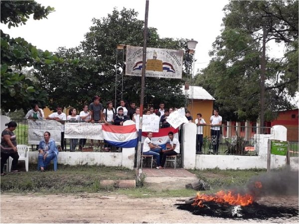 25 días de toma en colegio de Puerto Pinasco a favor de un docente